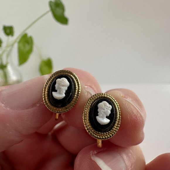 Vintage Black & White Cameo Clip-On Earrings Gold-Tone Oval 1/2" Resin - Picture 13 of 14